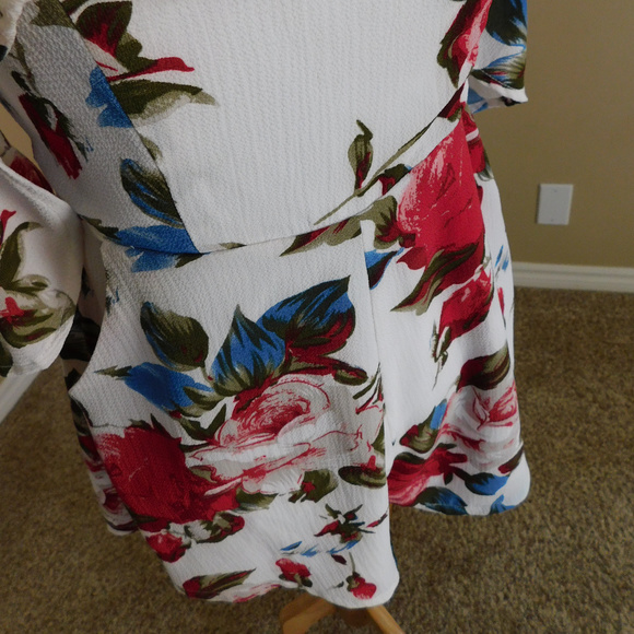 White Romper with Red Roses - Picture 4 of 8